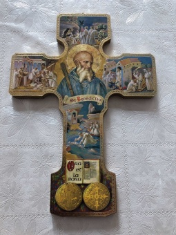 Benedictus-kors med illustrationer 